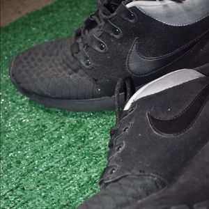 Nike Roshe Runs all back sz 8.5 men’s